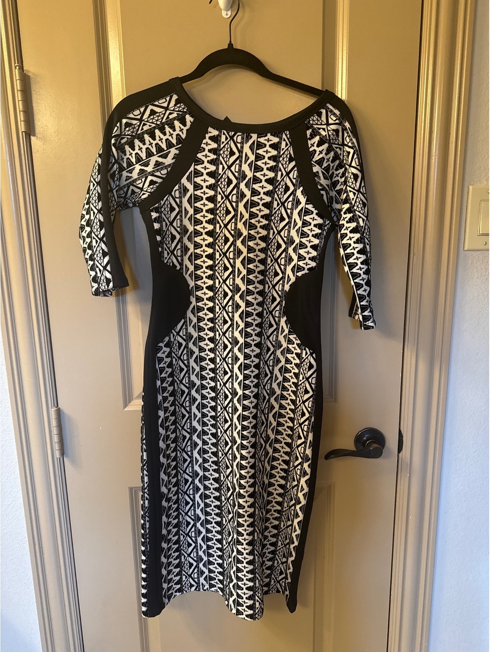 Black and White Geometric Pattern Midi Dress with 3/4 Sleeves